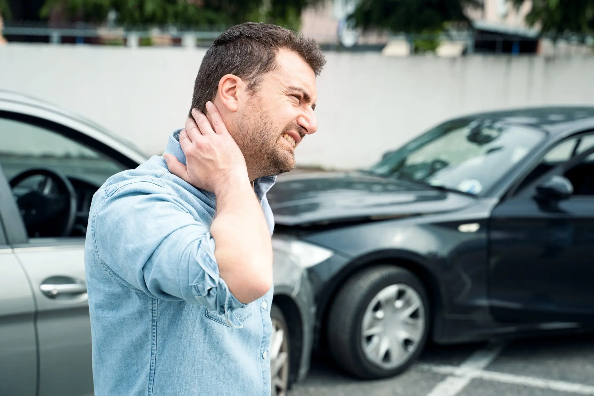 http://man%20holding%20neck%20after%20car%20crash